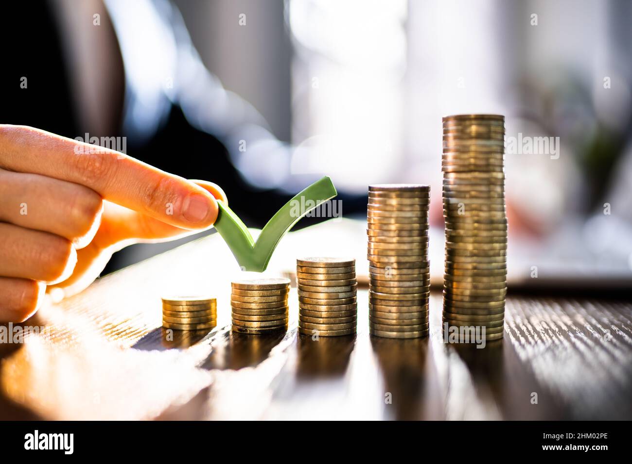 Geld-Checkliste. Geschäftsleute, Die Mehr Geld Verdienen. Gehaltsscheck-Liste Stockfoto
