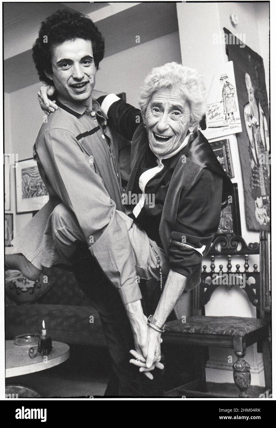 Ein Foto aus dem Jahr 1981 von der Grand-Matriarchin des Nachtlebens, Disco Sally Lippman, 81, und ihrem 29-jährigen Ehemann John Touzos. Tanzen in ihrer Wohnung in Manhattan. Stockfoto