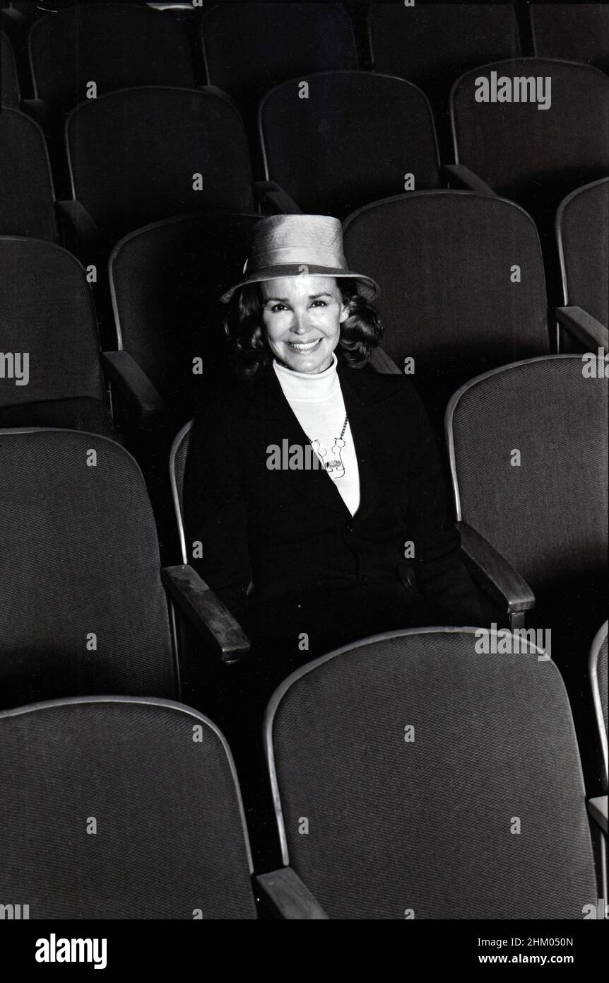 Ein Porträt von Kathryn Crosby, die zweite Frau von Bing Crosby war. In einem Theater in Birmingham, Michigan, wo sie in einem Theaterstück auftrat. Sie trug Bings Hut. Sie trat in Filmen unter den Künstlernamen Kathryn Grant und Kathryn GrandStaff auf. Ca. 1979. Stockfoto