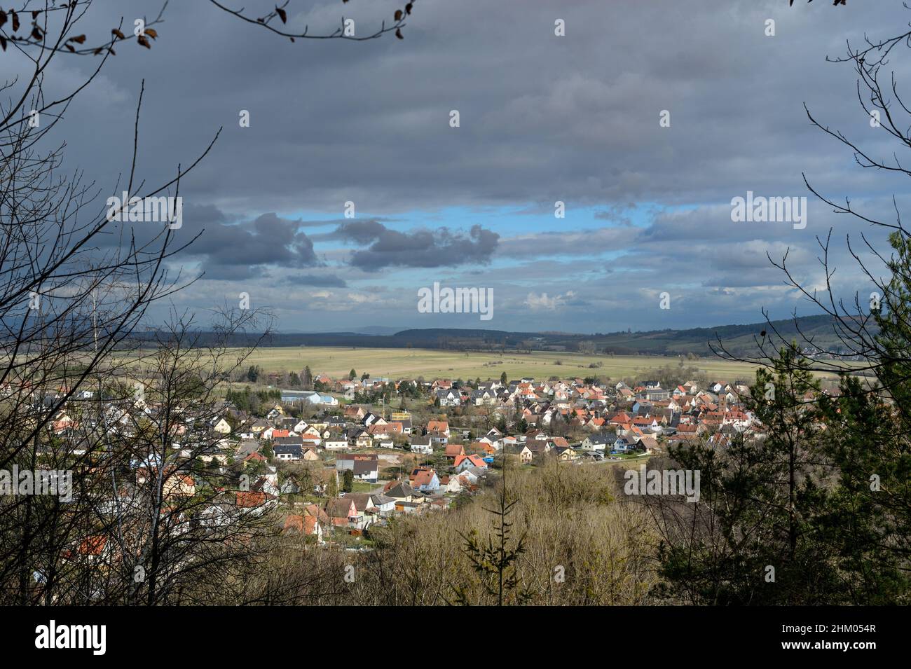 Das Dorf Dossenheim im Elsass Frankreich. Unter einem bewölkten Himmel wird das Dorf von der Wintersonne beleuchtet. Die farbigen Dächer geben einen Hauch von Farben. Stockfoto