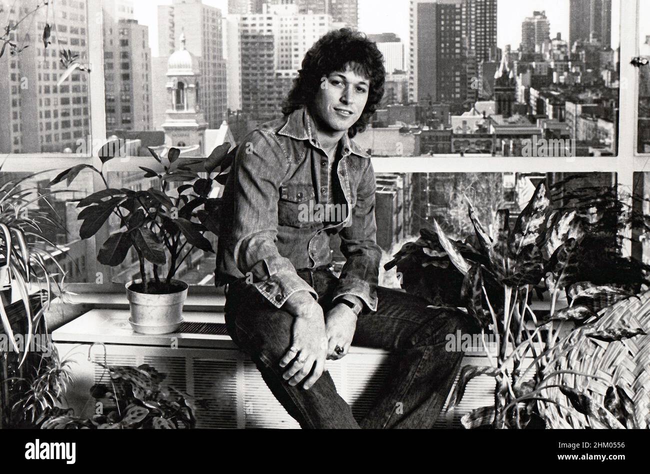 Ein Porträt der New York Rangers aus dem Jahr 1979 zentrierte Ron Duguay in seiner Wohnung an der Upper East Side in New York City. Er war auch Coach und TV-Analyst. Stockfoto