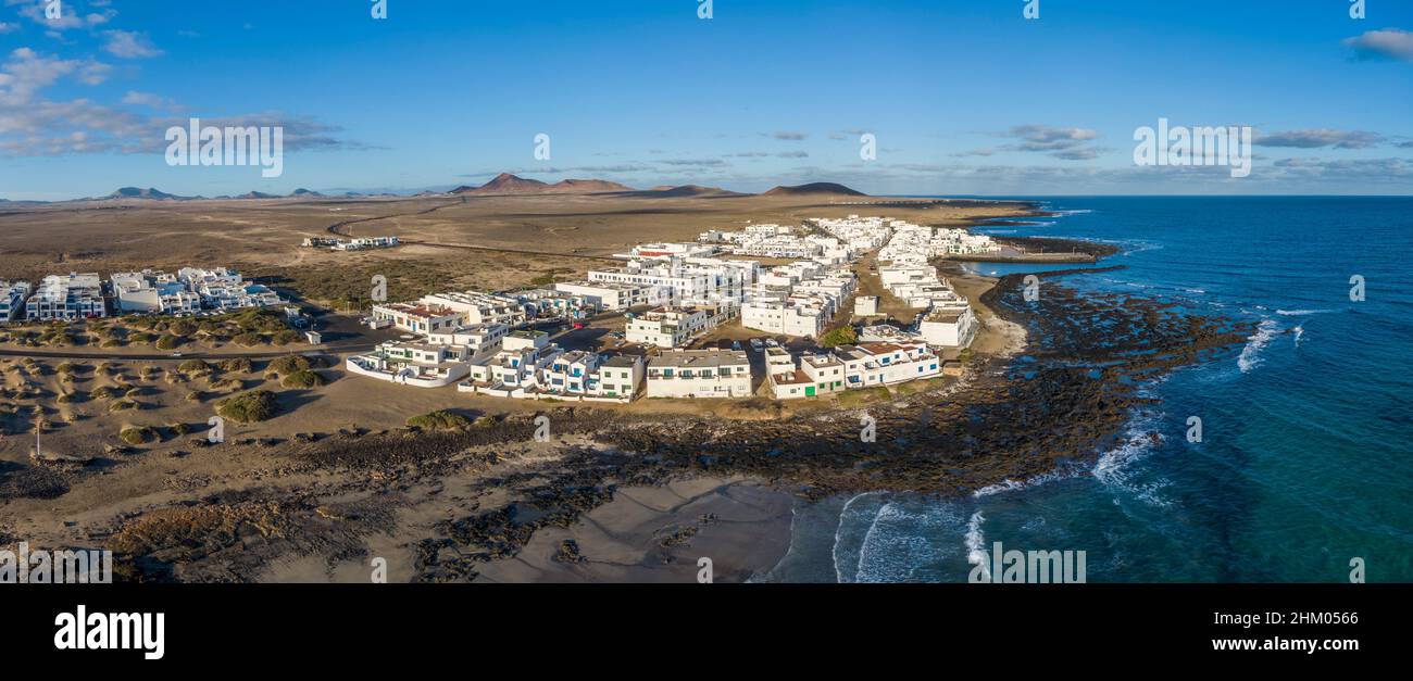 Caleta de Famara Dorf in der El Jable Wüste, Spanien Stockfoto