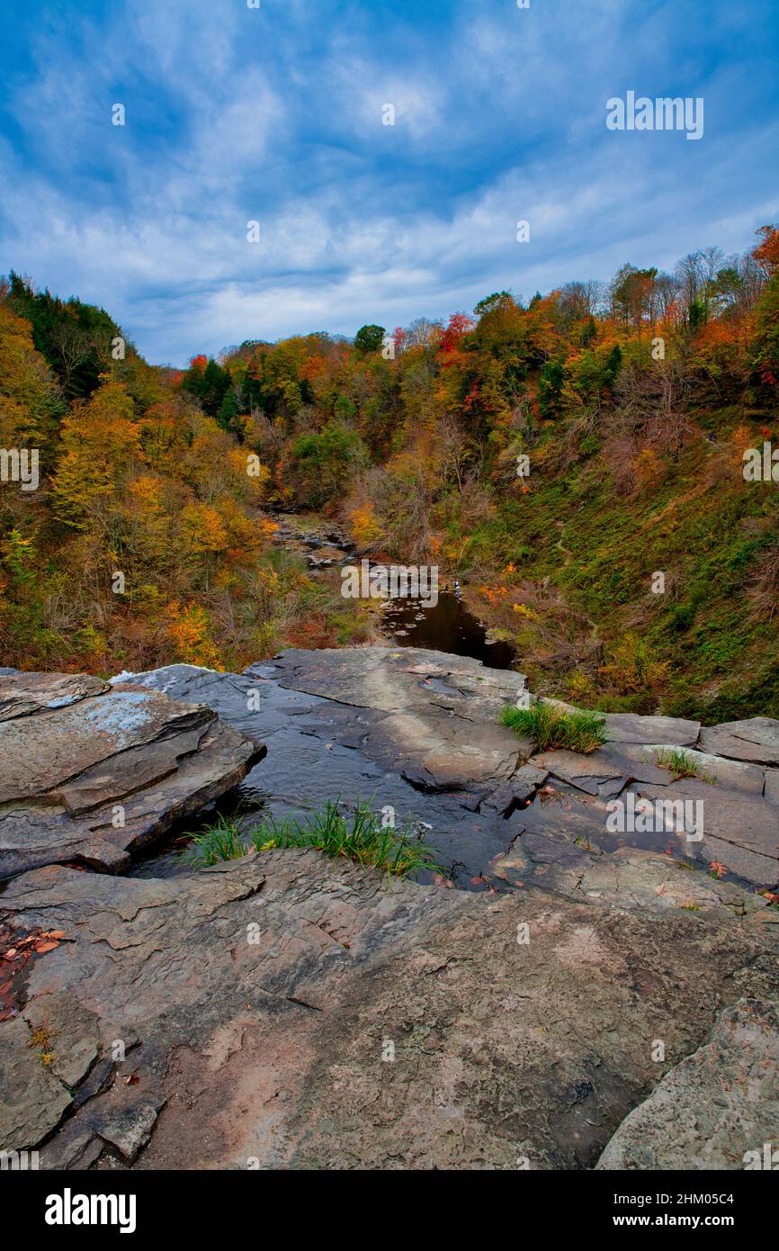 Vertikale Aufnahme der Salmon River Falls im Herbst in Orwell, New York Stockfoto