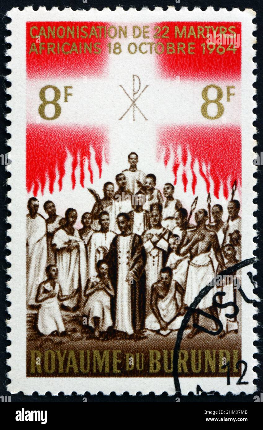 BURUNDI - UM 1964: Eine in Burundi gedruckte Marke zeigt die heiligen Märtyrer, Heiligsprechung von 22 afrikanischen Märtyrern, um 1964 Stockfoto
