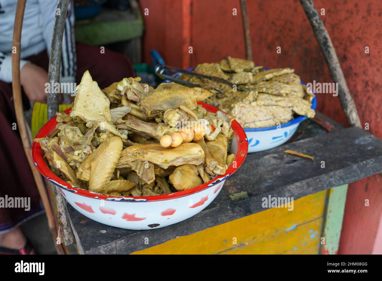 Lontong Tuyuhan, eine der typischen Speisen der Gegend von Rembang, die bereits vielen Menschen bekannt ist. Es heißt Lontong tuyuhan, weil der Schöpfer und Stockfoto