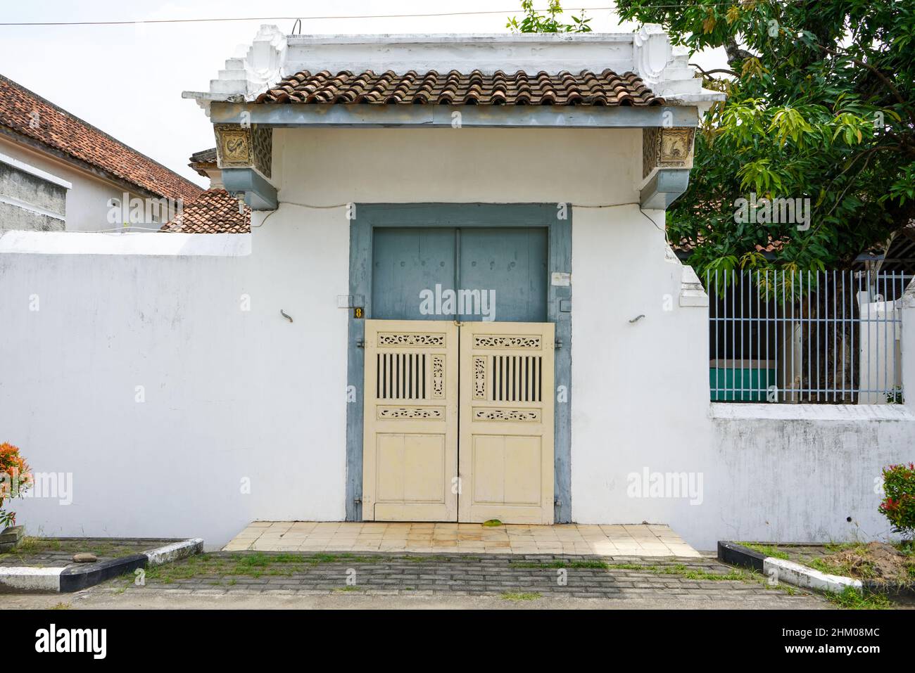 Die Architektur der Eingangstür eines typisch chinesischen Zauns oder Hauses. Stockfoto