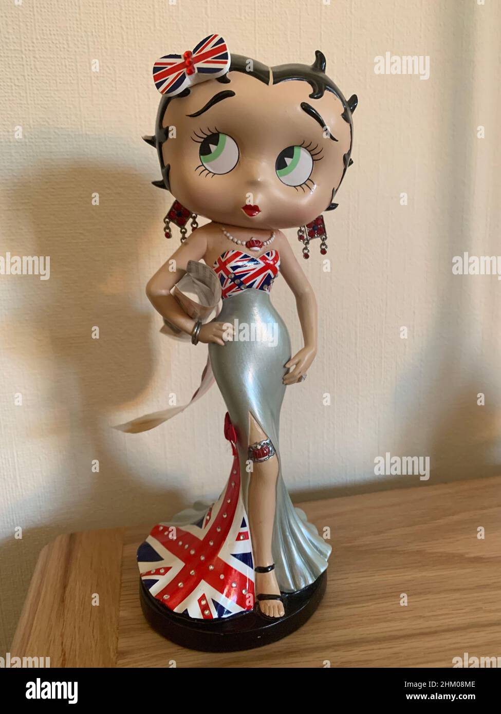 Betty Boop Puppe mit englischer Flagge und Ballkleid Britisches Danbury Union Jack Kleid schimmert von Kopf bis Fuß Stockfoto