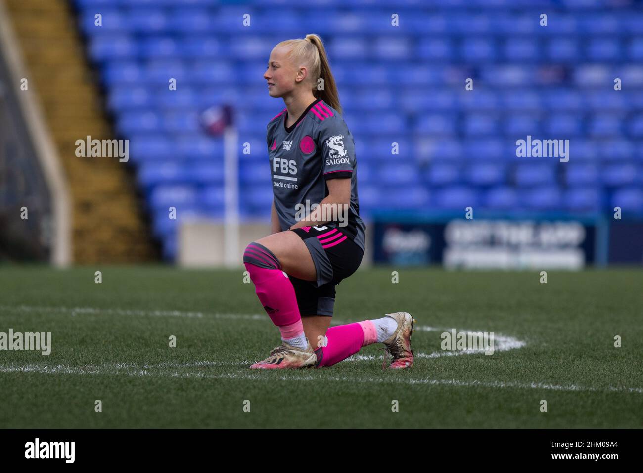 Birmingham, England, 6th. Februar Freya Gregory (16 Leicester City) setzt sich beim WSL-Match zwischen Birmingham City und Leicester City in St. Andrews ins Knie. Gareth Evans/SPP Kredit: SPP Sport Pressefoto. /Alamy Live News Stockfoto