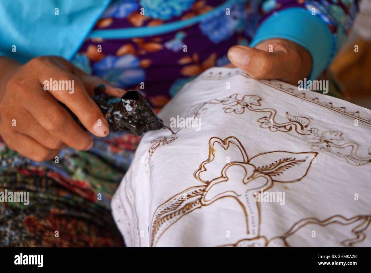 Die Technik der Herstellung von Batik durch Schreiben mit einem