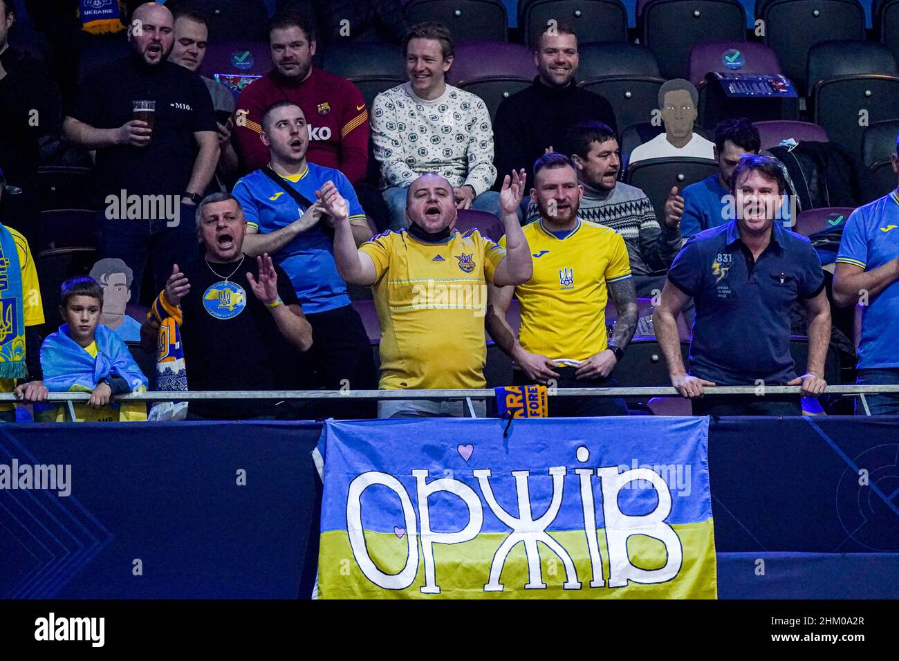 AMSTERDAM, NIEDERLANDE - 6. FEBRUAR: Fans der Ukraine während des Männer-Futsal-EM 2022-Spiels auf dem dritten Platz zwischen Spanien und der Ukraine im Ziggo Dome am 6. Februar 2022 in Amsterdam, Niederlande (Foto: Jeroen Meuwsen/Orange Picles) Stockfoto