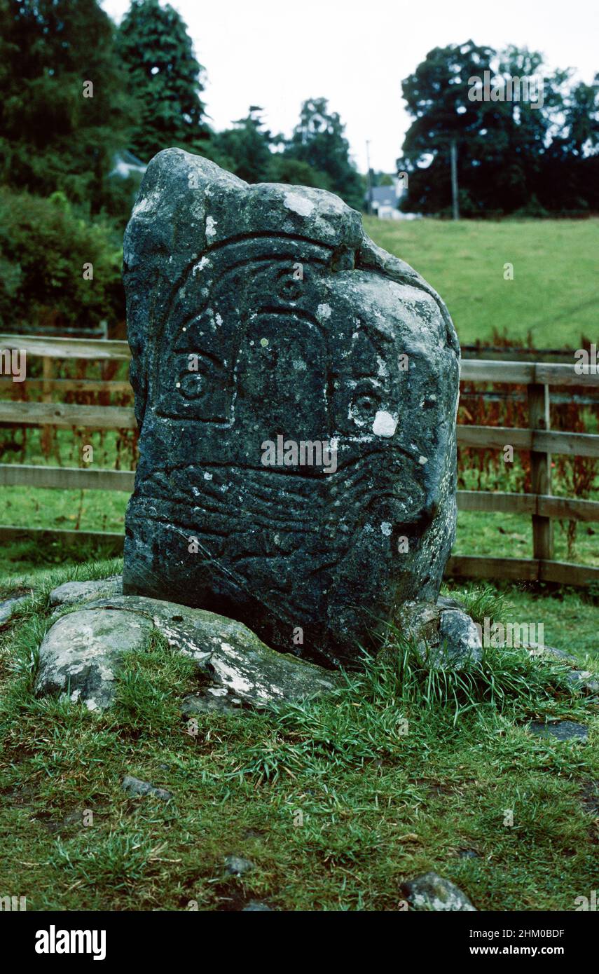 Eagle Stone ein frühmittelalterlicher, pictisch geschnitzter Stein in Strathpeffer, Ross und Cromarty, Schottland. Stockfoto