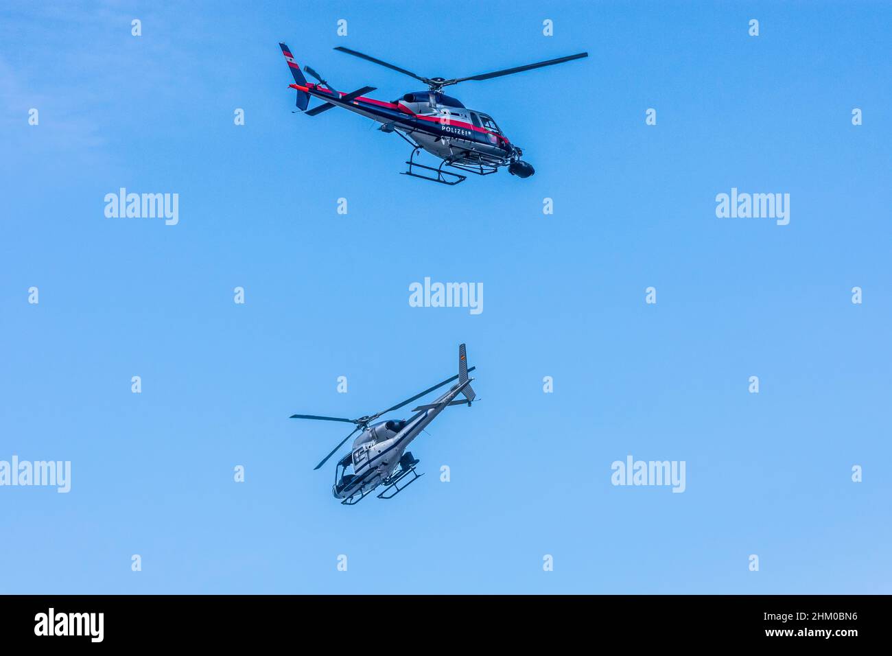 Wien, Wien: 2 Helikopter für Dreharbeiten zum Netflix Film 'Tyler Rake – Extraction' mit Schauspieler Chris Hemsworth, Helikopter mit Polizeiaufschrift ist priva Stockfoto