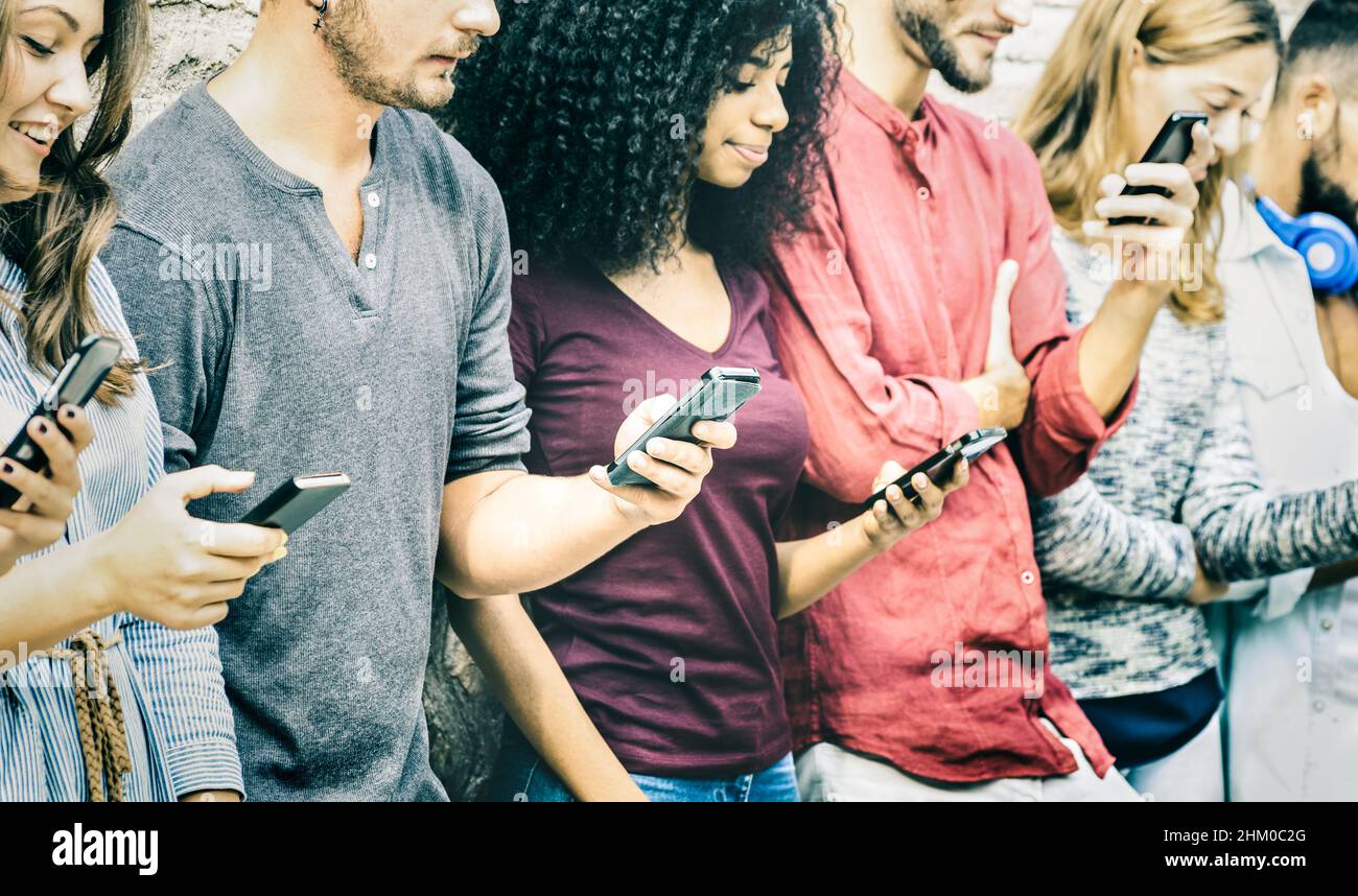 Multikulturelle Freunde Gruppe mit Handy - Menschen Hände und Gesichter süchtig nach Smartphone - Technologiekonzept mit vernetzten Männern und Frauen Stockfoto