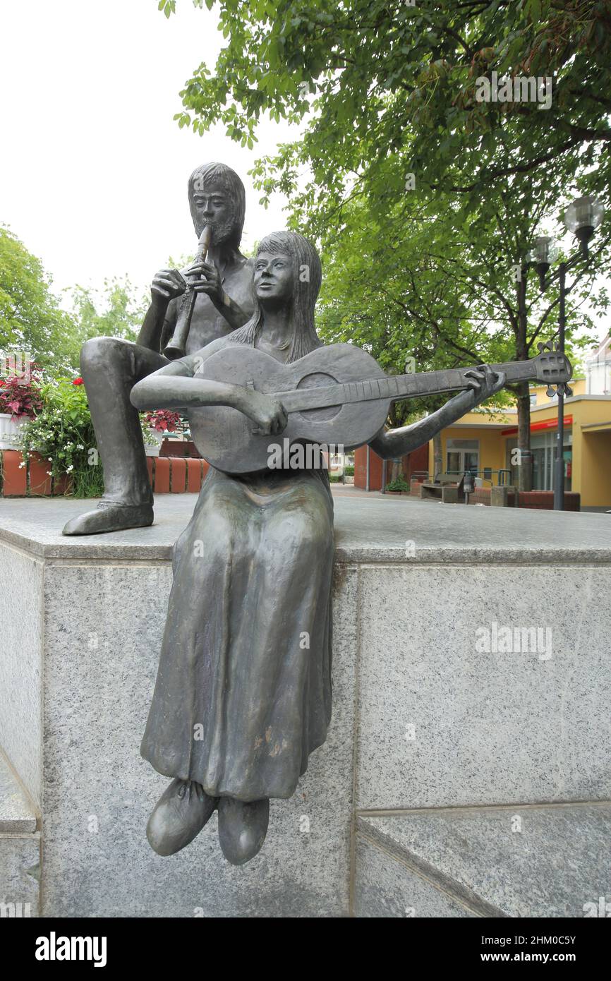 Skulpturen am Adlerplatz, weibliche und männliche Figuren musizieren, Bad Soden, Hessen, Deutschland Stockfoto