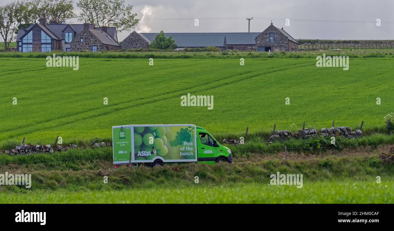 Ein ASDA-Lieferwagen für Zuhause auf den Landstraßen von Aberdeenshire in der Nähe der kleinen Gemeinde Crawton an der schottischen Ostküste. Stockfoto