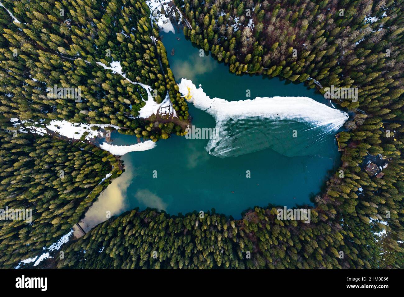 See Synevyr in den Karpaten, Blick von oben auf den See, Bergsee mit Eis bedeckt, Eislinie am See Synevyr, Nationalpark. Stockfoto