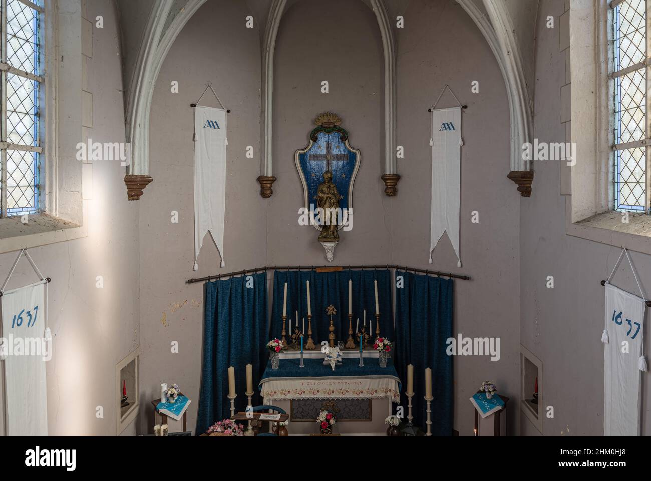 Meise, Flämisch-Brabant, Belgien - 02 05 2022: Inneneinrichtung der katholischen Kapelle, die der Geburt Mariens gewidmet ist Stockfoto