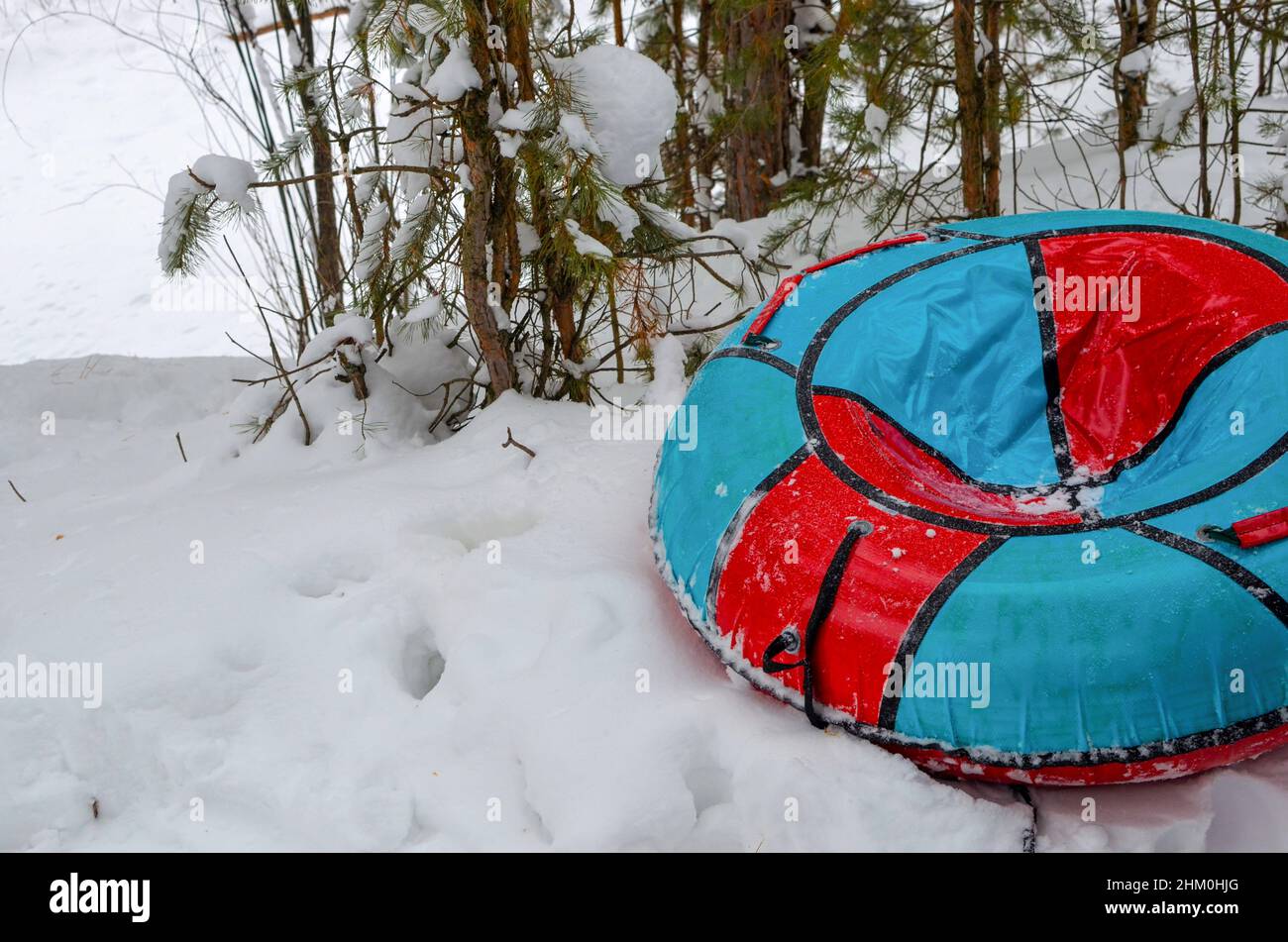Schlauchboot liegt auf dem Schnee für Abfahrtski im Winter in Russland Stockfoto