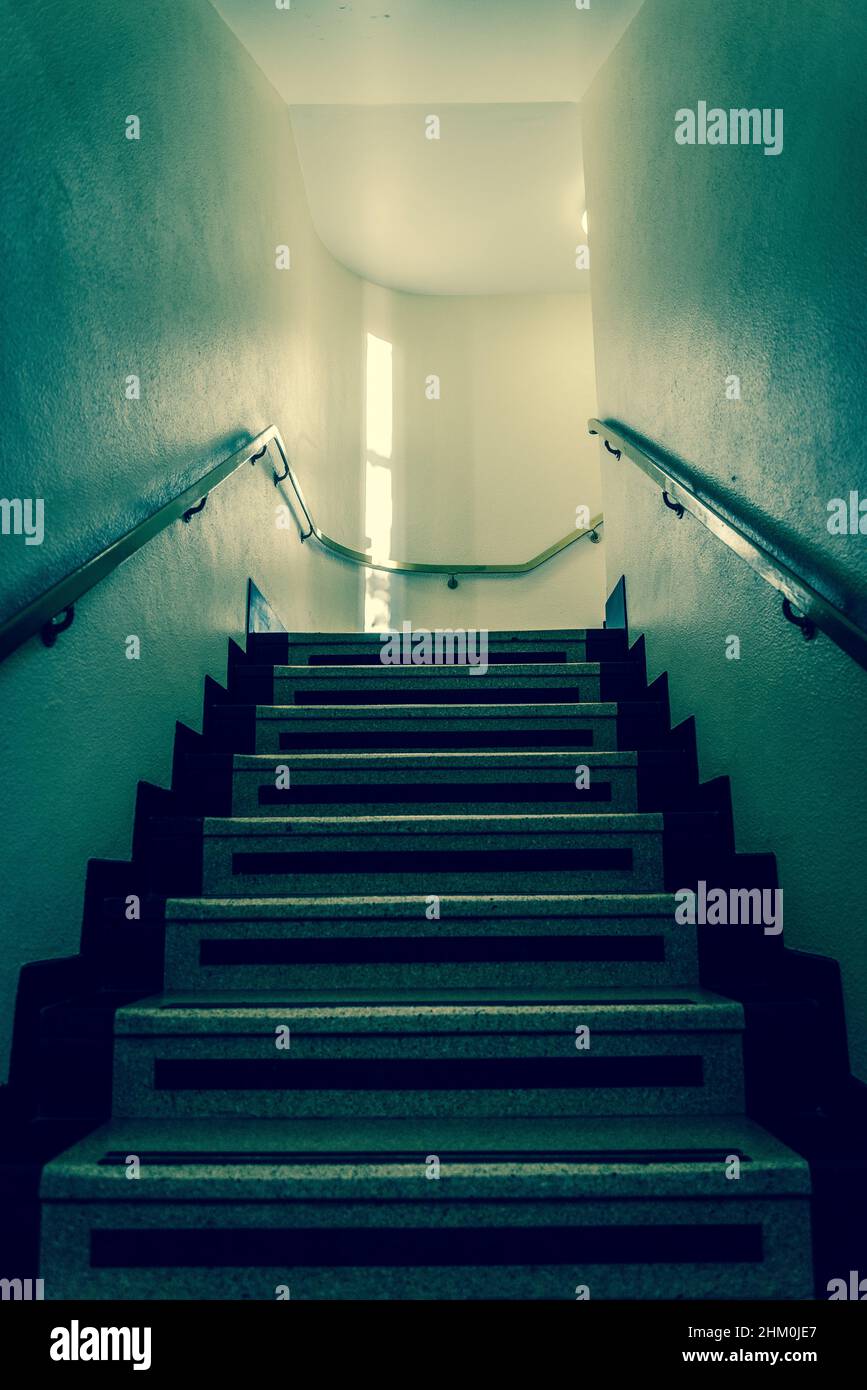 Treppe im Art déco-Gebäude, London, England, Großbritannien Stockfoto
