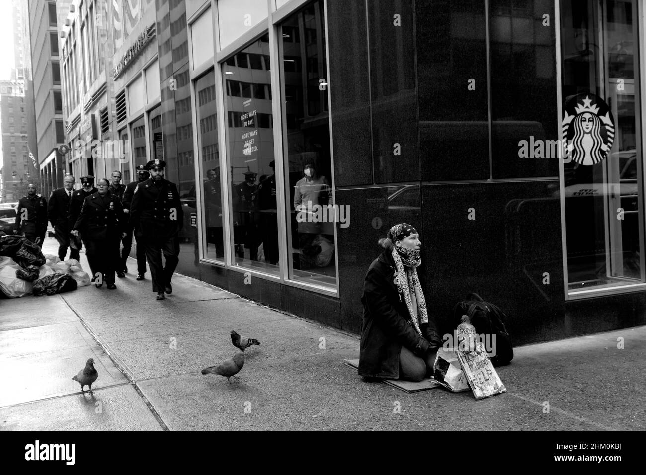 2. Februar 2022, New York, NY, USA: 2. Februar, 2022. Obdachlose, Polizei und Tauben vor einem Starbucks. (Bild: © John Marshall Mantel/ZUMA Press Wire) Stockfoto