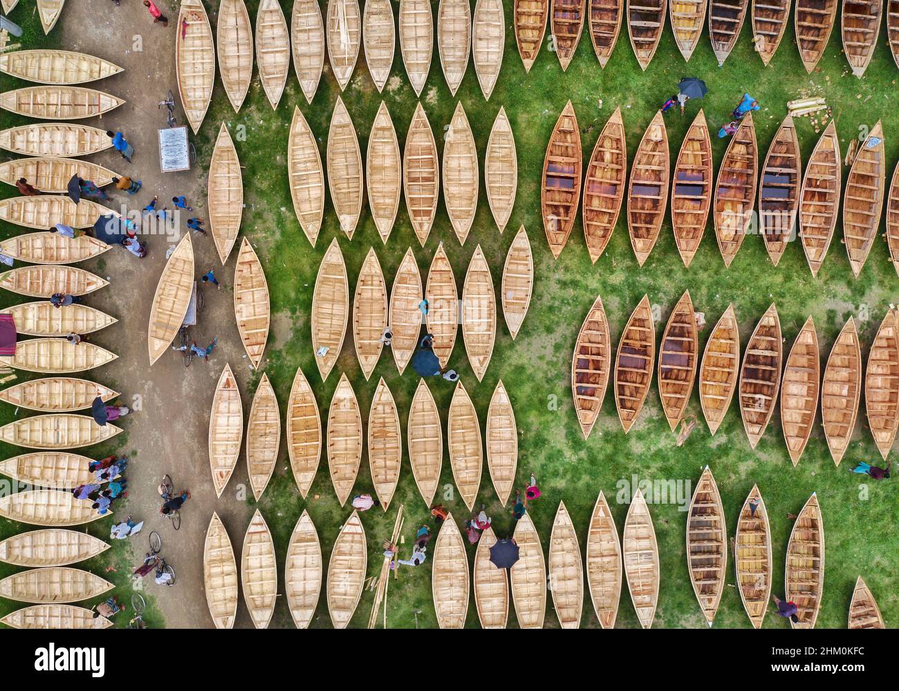 Seit der Monsunsaison in Manikganj, Bangladesch, werden Hunderte von Holzbooten zum Verkauf auf einem Markt vorbereitet. Stockfoto