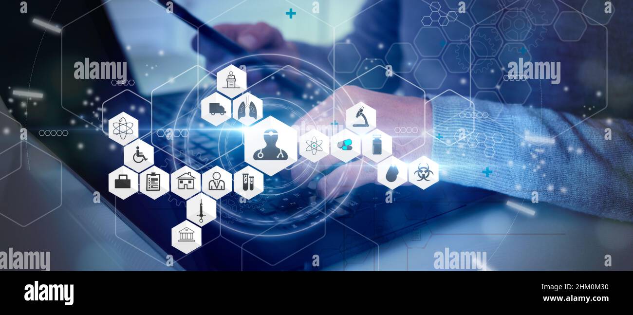 Man Hand arbeitet mit Computer und Smartphone als ein Konzept der Versicherung für Familie, Reisen, Auto, Finanzen und Gesundheit. Gemischte Medien Stockfoto