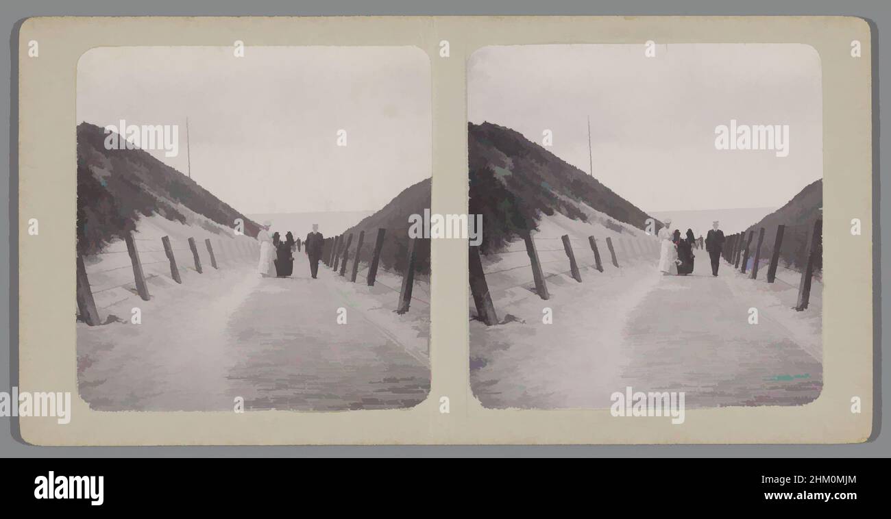 Kunst inspiriert von Menschen, die entlang einer Strandstraße in der Nähe von Wijk aan Zee, Strandweg Wijk aan Zee, unbekannt, 1880 - 1910, Karton, fotografische Unterstützung, Höhe 68 mm × Breite 138 mmhöhe 88 mm × Breite 179 mm, Classic Works modernisiert von Artotop mit einem Schuss Moderne. Formen, Farbe und Wert, auffällige visuelle Wirkung auf Kunst. Emotionen durch Freiheit von Kunstwerken auf zeitgemäße Weise. Eine zeitlose Botschaft, die eine wild kreative neue Richtung verfolgt. Künstler, die sich dem digitalen Medium zuwenden und die Artotop NFT erschaffen Stockfoto