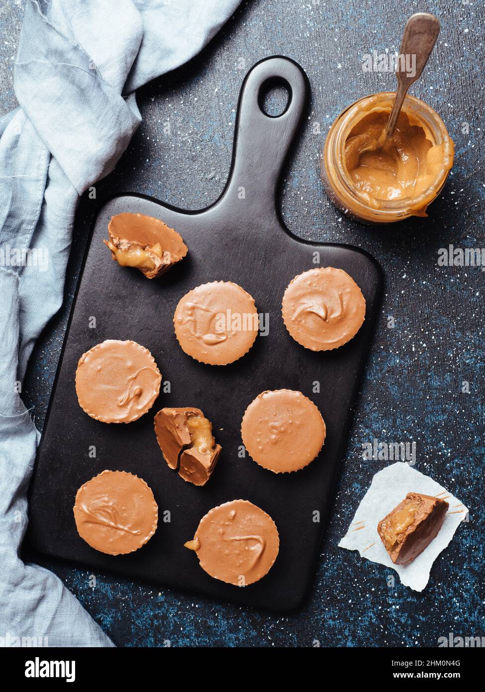 Vegane Schokolade Tassen mit Karamell. Hausgemachte vegetarische Chocolate Caramel Cups mit rohem Kakao Schokolade. Ideen und Rezepte für gesunde Süßigkeiten und Desserts. Kopieren Sie Platz für Text. Ansicht von oben Stockfoto