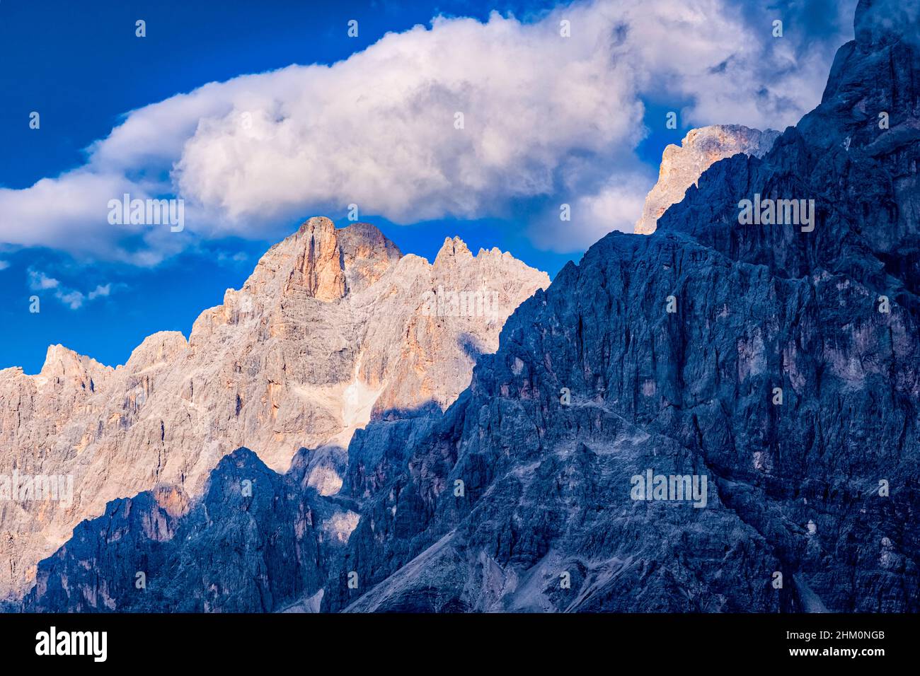 Die Cima dei Bureloni und die Cima di Vezzana (von links), drei der wichtigsten Gipfel der Pala-Gruppe, von oberhalb des Rollepasses gesehen. Stockfoto