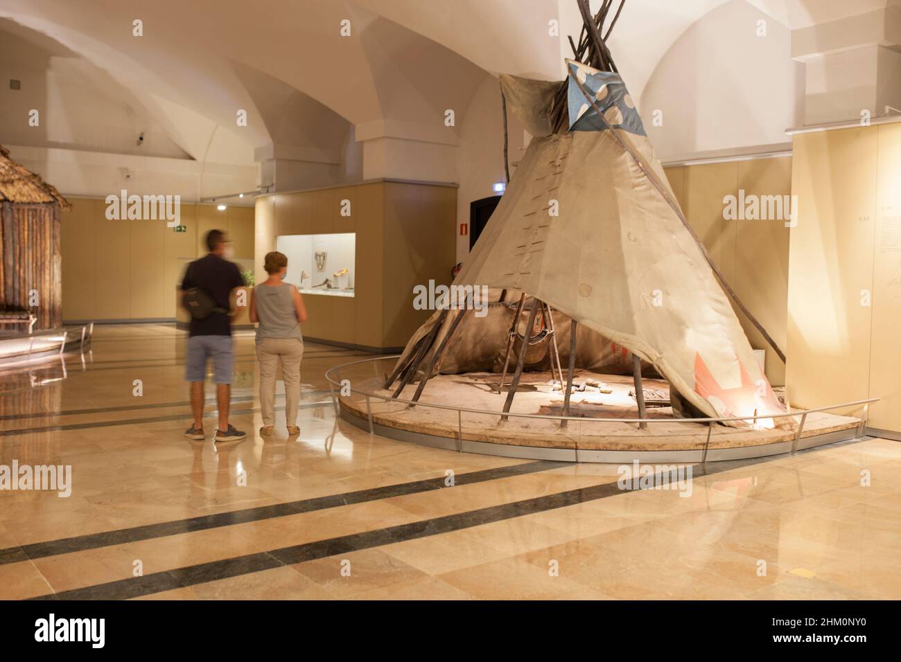 Madrid, Spanien - 11th. Jul 2020: Besucher beobachten das indische Zelt im Raum des Museum of the Americas – Madrid, Spanien Stockfoto