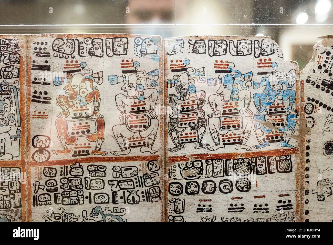 Madrid, Spanien - 11th. Jul 2020: Besucher beobachten den berühmten Codex Madrid. Seltenes überlebendes präkolumbianisches Maya-Buch. Museum of the Americas, Madrid, Spanien Stockfoto