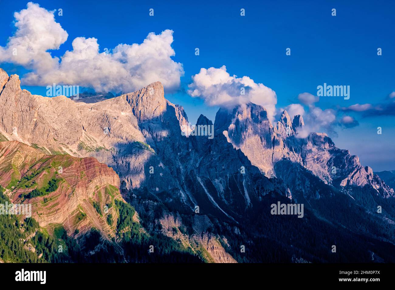 Cima della Rosetta, Cima di Val di Roda, Sass Maor und Cima della Madonna, einige der wichtigsten Gipfel der Pala-Gruppe, teilweise mit Wolken bedeckt. Stockfoto