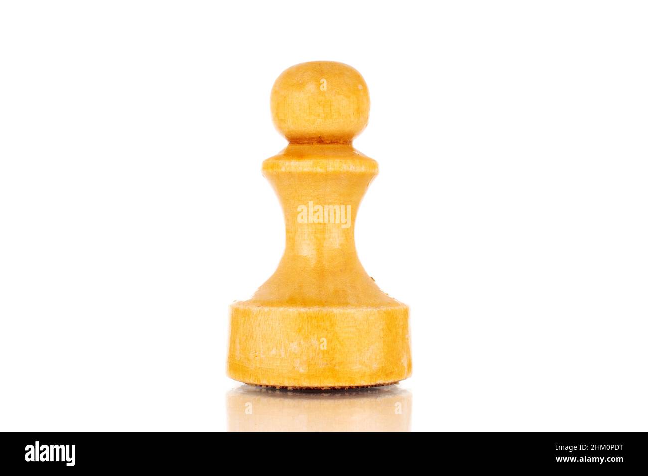 Ein altes Schachspiel aus Holz in Weiß, Makro, isoliert auf weißem Hintergrund. Stockfoto