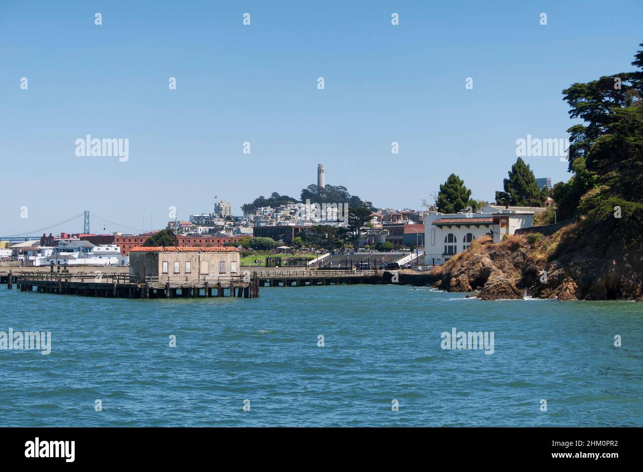 Allgemeine Architektur in der Fort Maurer Gegend von San Francisco mit Blick auf die Bay Bridge und Telegraph Hill an einem sonnigen klaren Himmel in kalifornien. Stockfoto