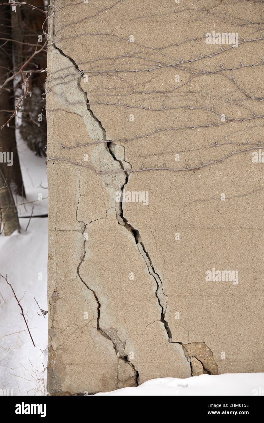 Große Risse in der Ecke des Betonfundaments Stockfotografie - Alamy