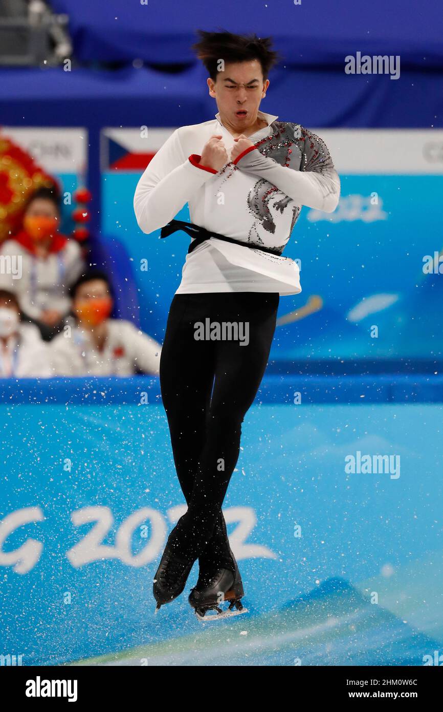 6. Februar 2022, Peking, Hebei, China: VINCENT ZHOU (USA) Skates in der Männer Single Skating Free Skate während der Olympischen Winterspiele in Peking 2022 im Capital Indoor Stadium. (Bild: © David G. McIntyre/ZUMA Press Wire) Stockfoto