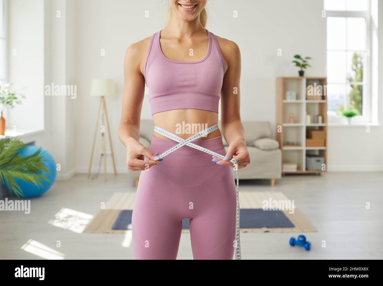 Crop von Frau Taillendiät messen und trainieren Stockfoto