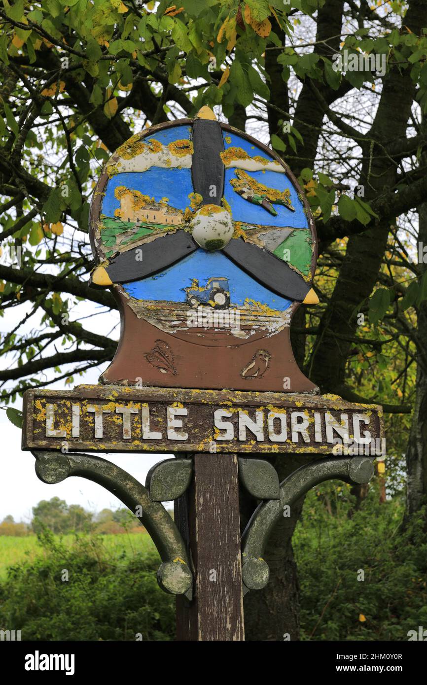 The Little Snoring Village Schild, North Norfolk, England, Großbritannien Stockfoto