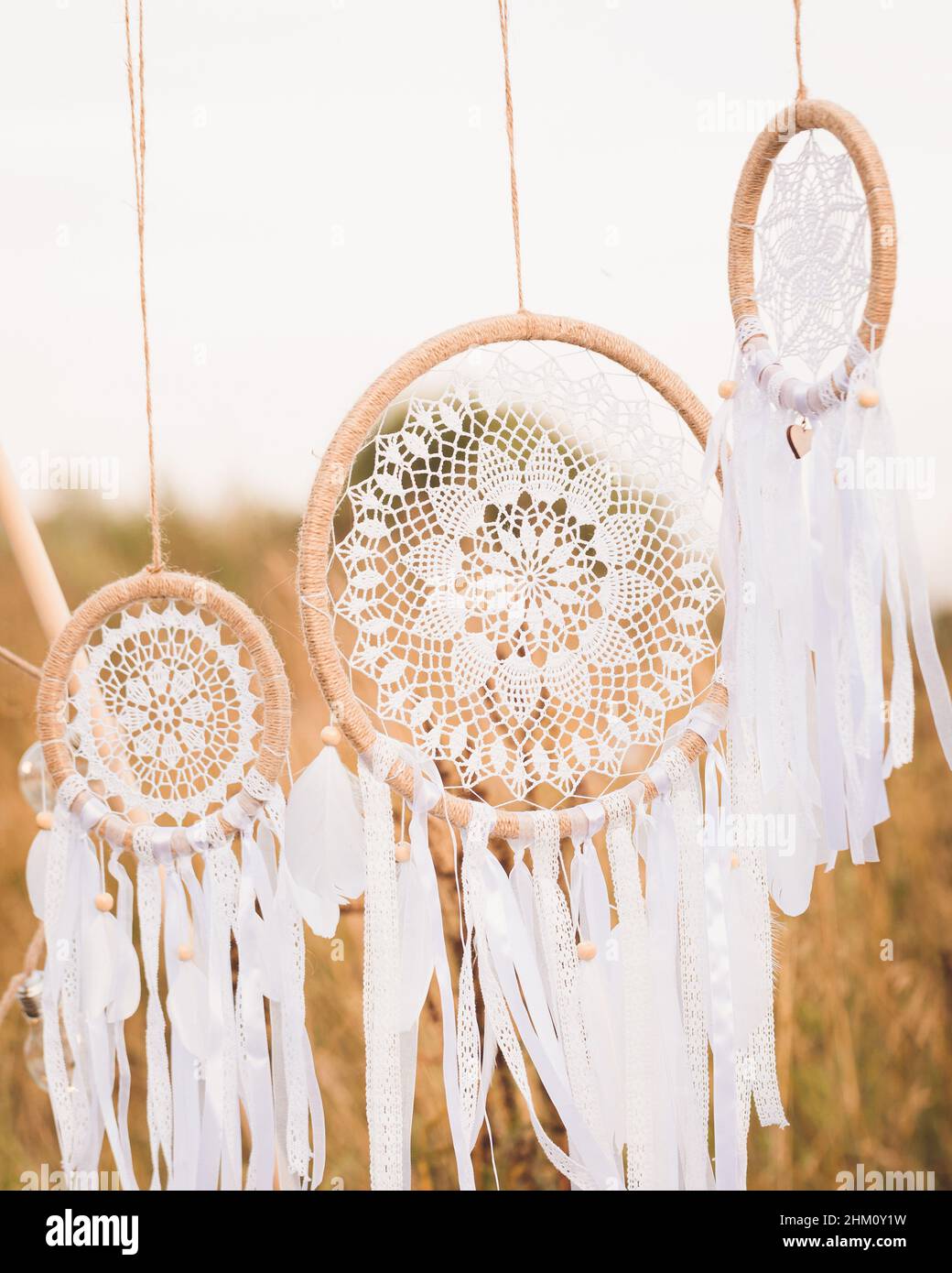 Weiße Macrame-Technik gehäkelt handgefertigten Boho-Stil Traumfänger, skandinavische Webarbeit, strukturierte, umweltfreundliche, nachhaltige Vintage-Wohnkultur Stockfoto
