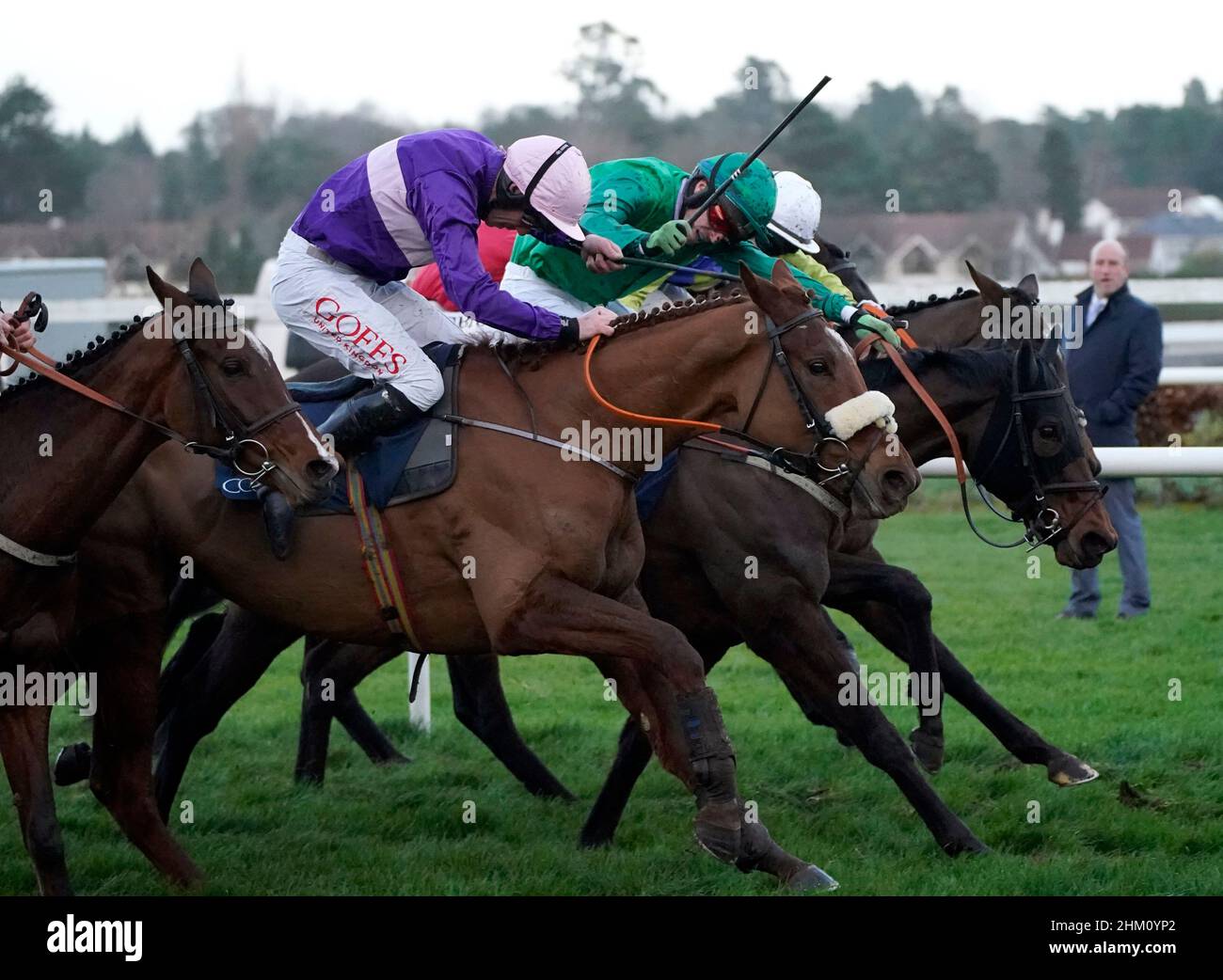 BG Crawford mit Lily Du Berlais (zweite rechts, grüne Mütze und Seide) auf dem Weg zum Sieg im Coolmore N.H. Vererber Santiago Irisch EBF Mares I.N.H. Flat Race am zweiten Tag des Dublin Racing Festivals auf der Leopardstown Racecourse in Dublin, Irland. Bilddatum: Sonntag, 6. Februar 2022. Stockfoto