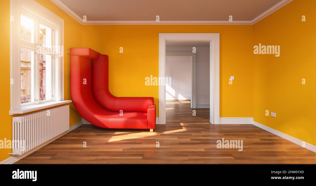 Platzsparend in kleinem Raum mit gebogtem rotem Sofa an einer gelben Wand Stockfoto