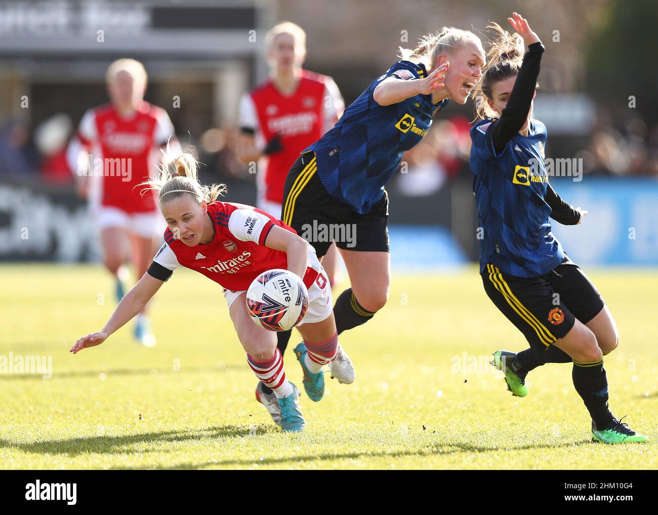 Im Barclays FA Women's Super League-Spiel im Meadow Park, London, kämpfen die Arsenal-Tochter Beth Mead (links) und die Manchester United-Tochter Maria Thorisdottir (Mitte) um den Ball. Bilddatum: Samstag, 5. Februar 2022. Stockfoto