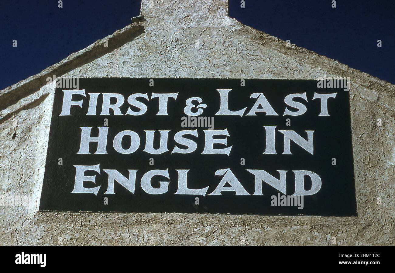 1954, historisch, Schild an der Wand für das 'First & Last House in England', ein kleines Häuschen am äußersten Ende Englands, am Land's End, Cornwall. Eine Dame namens Gracie Thomas, die Ende 1800s erbaut wurde, verkaufte Erfrischungen und kleine Felsbrocken, die mit den Worten „Land End“ als Andenken von ihr geprägt waren, mit einem Schild an der fernen Wand, das damals das „First & Last Refreshment House in England“ sagte. Während eines großen Teilen des 19th. Jahrhunderts war es einfach als das 'erste und letzte Haus in England' bekannt. Die Hütte wurde später zur Seite und nach hinten erweitert und wurde 1988 zum denkmalgeschützten Gebäude der Klasse II. Stockfoto