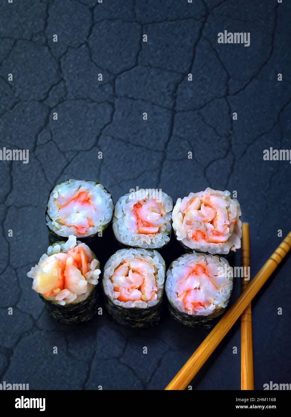 KrabbenSushi wurde auf traditionelle japanische Art serviert Stockfoto