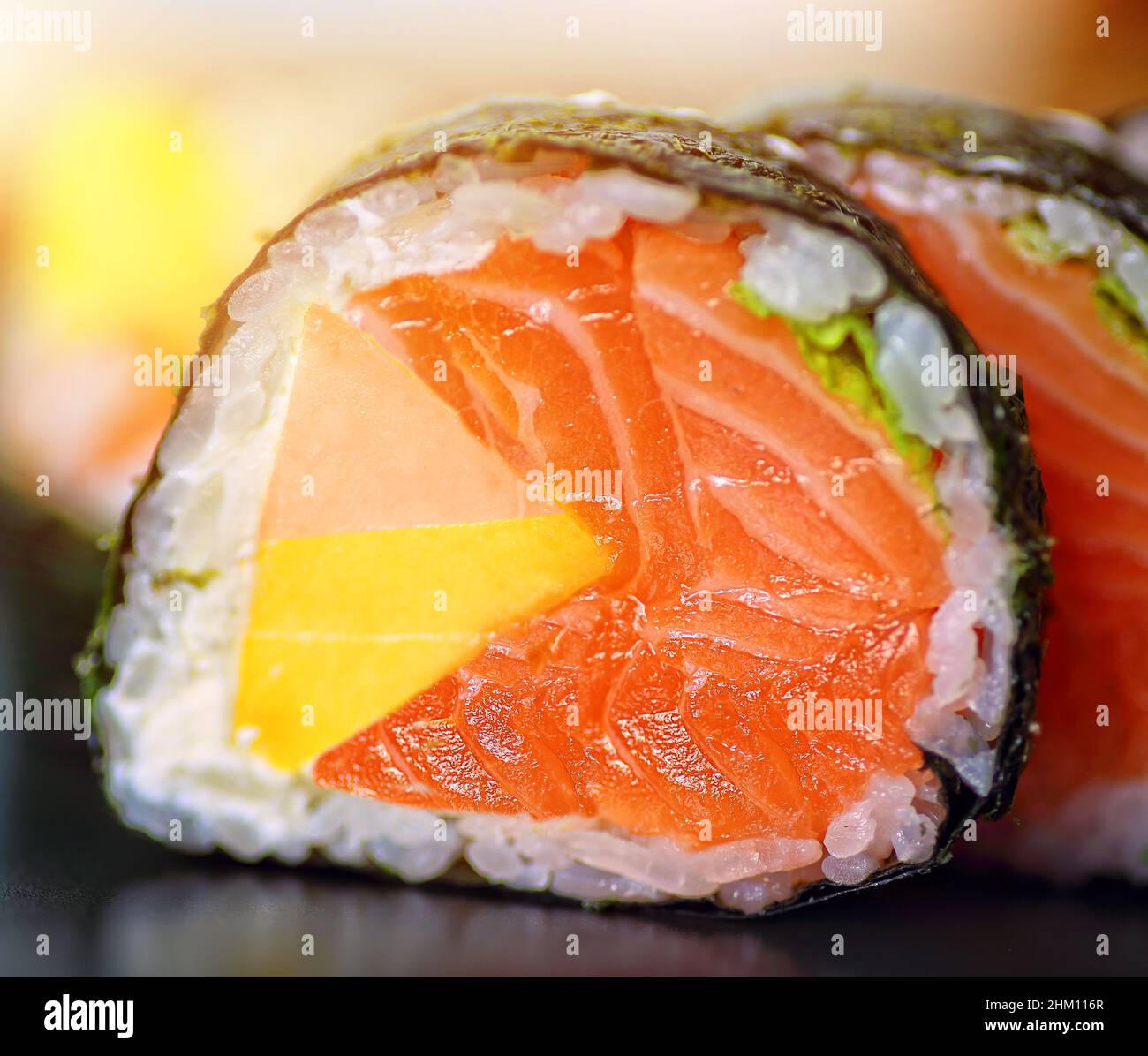 Sushi mit Lachs und süßer Mango Stockfoto