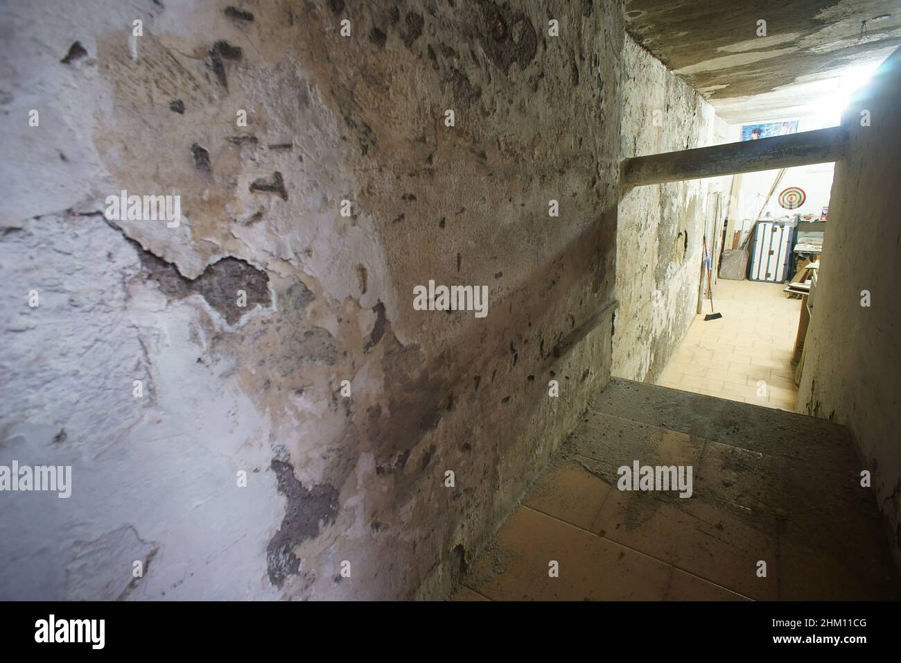 Räume, die durch Wasserinfiltrationen in den Wänden beschädigt wurden Stockfoto