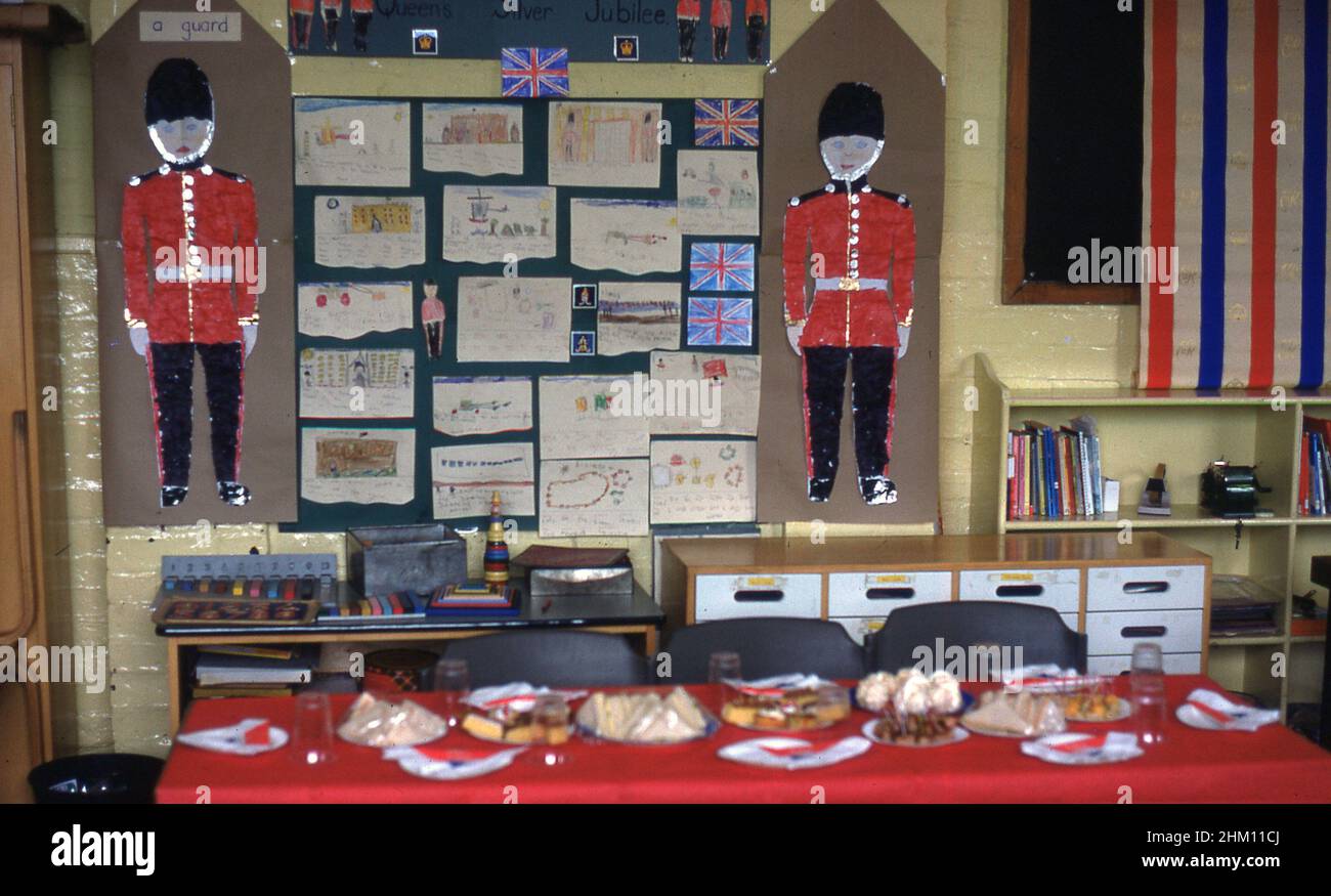 1977, historische, englische Dorfgrundschule, Gemälde und Zeichnungen der Schulkinder an der Wand, um das silberne Jubiläum Ihrer Majestät, Königin Elizabeth II. Zu feiern Stockfoto