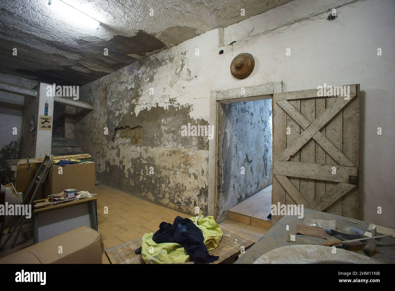 Räume, die durch Wasserinfiltrationen in den Wänden beschädigt wurden Stockfoto