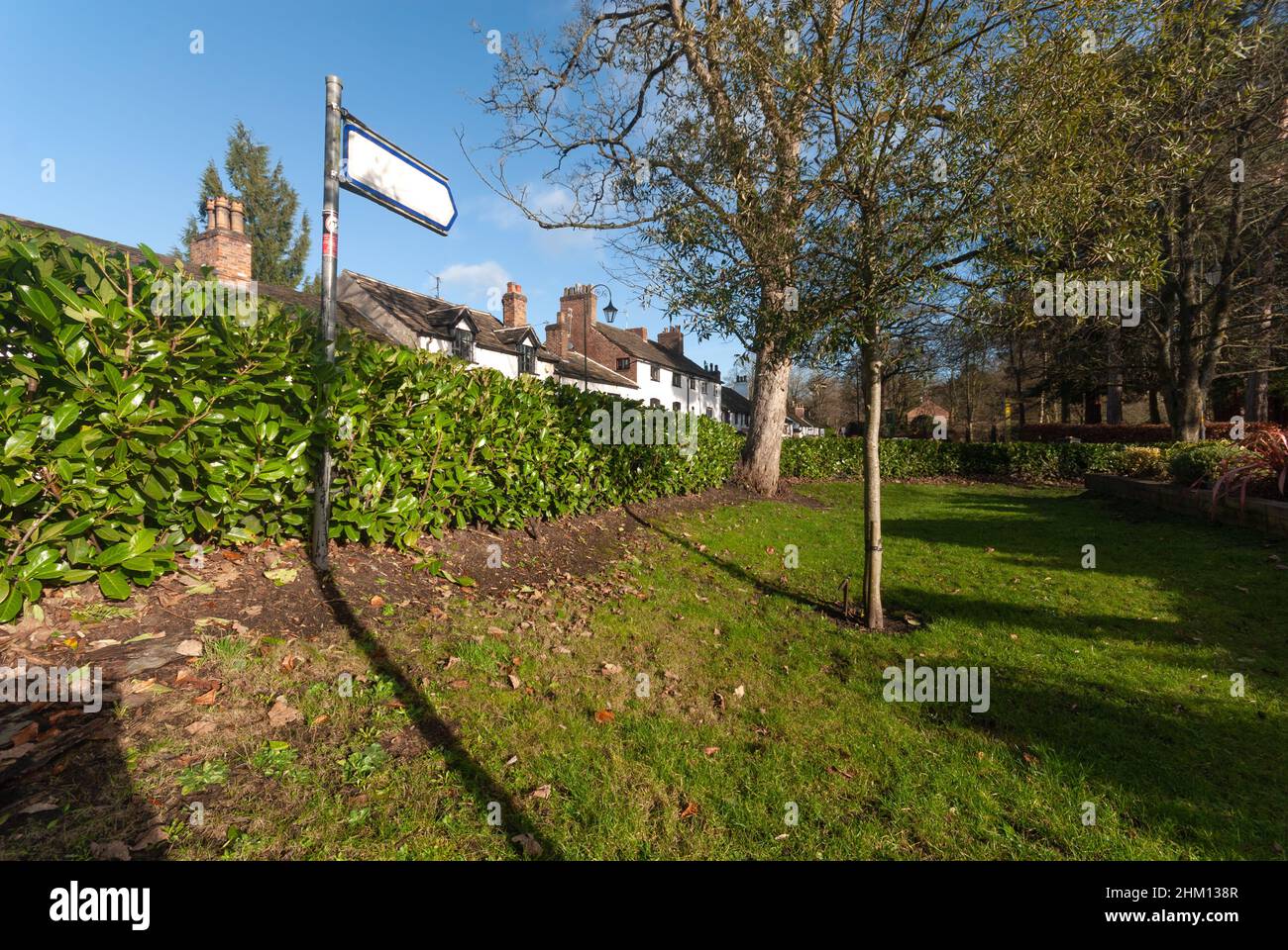 Grünfläche Im Dorf Prestbury Stockfoto