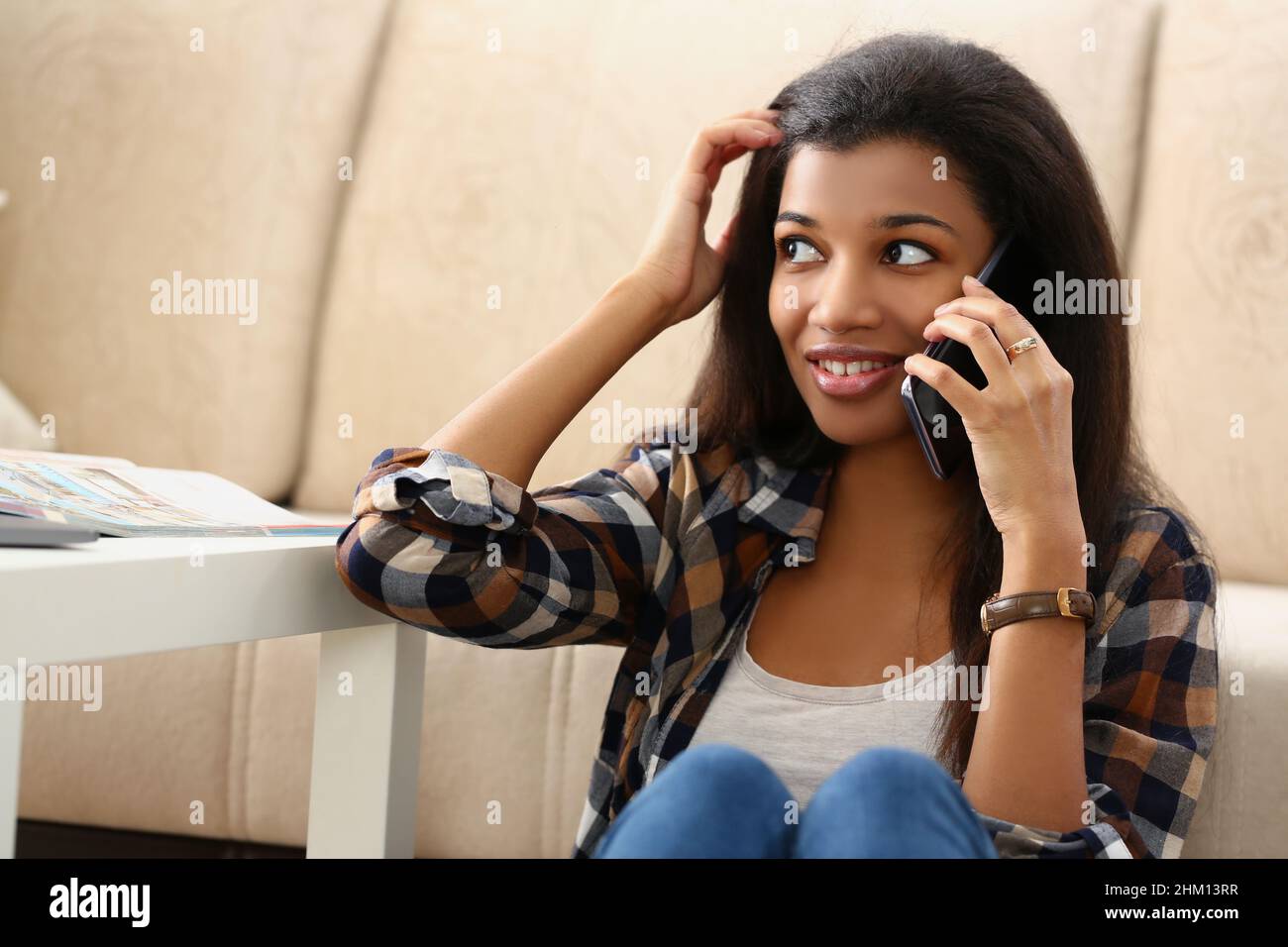Ein dunkelhäutig Mädchen im Haus spricht am Telefon Stockfoto